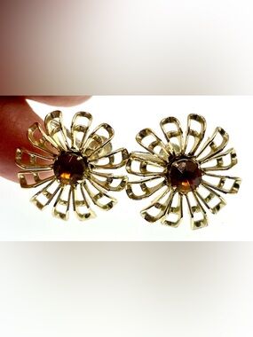 Vintage MCM Floral Design Gold Tone Purple Gem Screwback Earrings Unsigned